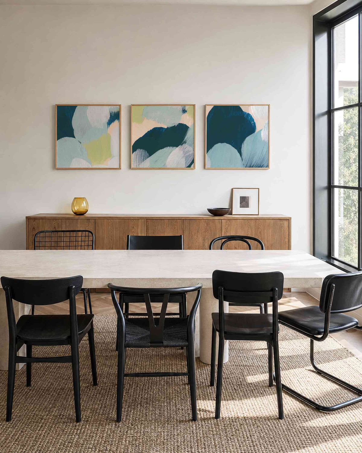 Interieurpresentatie van een driedelige vierkante posterset met abstracte blauwe penseelstreken