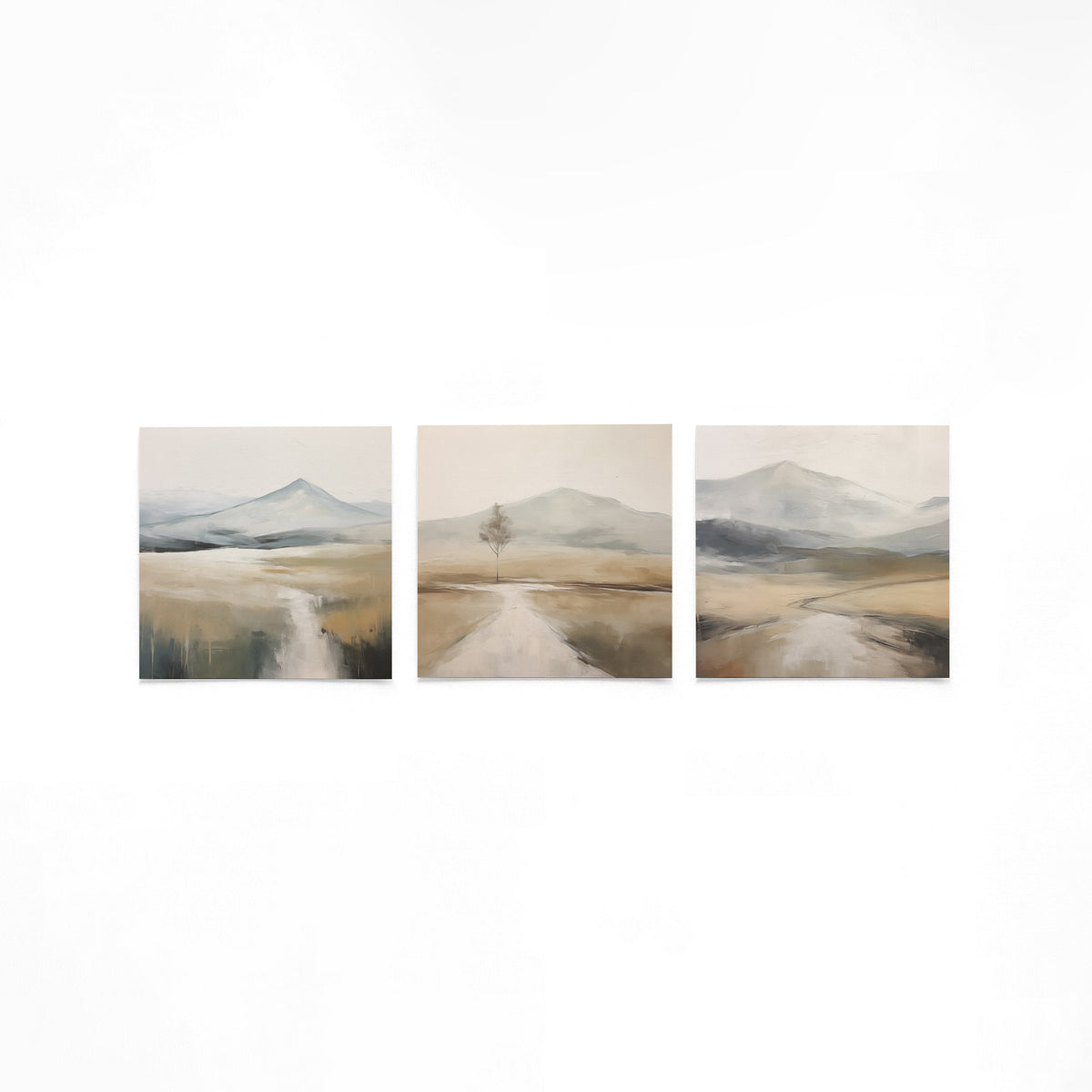 Drie vierkante posters met abstracte berglandschappen op een gebroken witte achtergrond