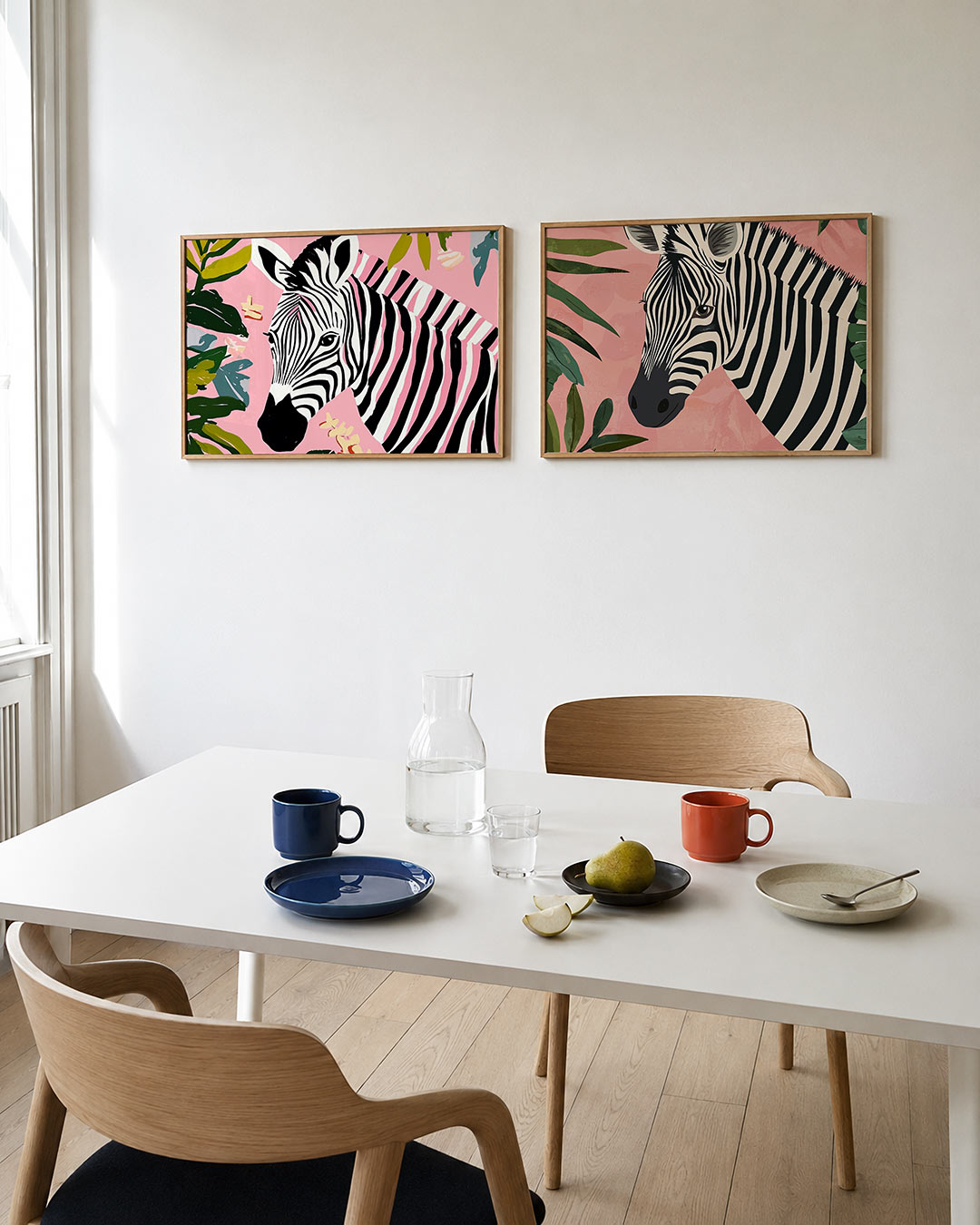 Interieurpresentatie van twee posters met een zebra met zwart-witte strepen op een roze achtergrond