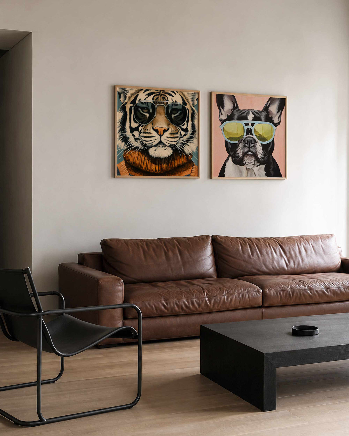 Interieurpresentatie van een tweedelige vierkante posterset met tijger en bulldog