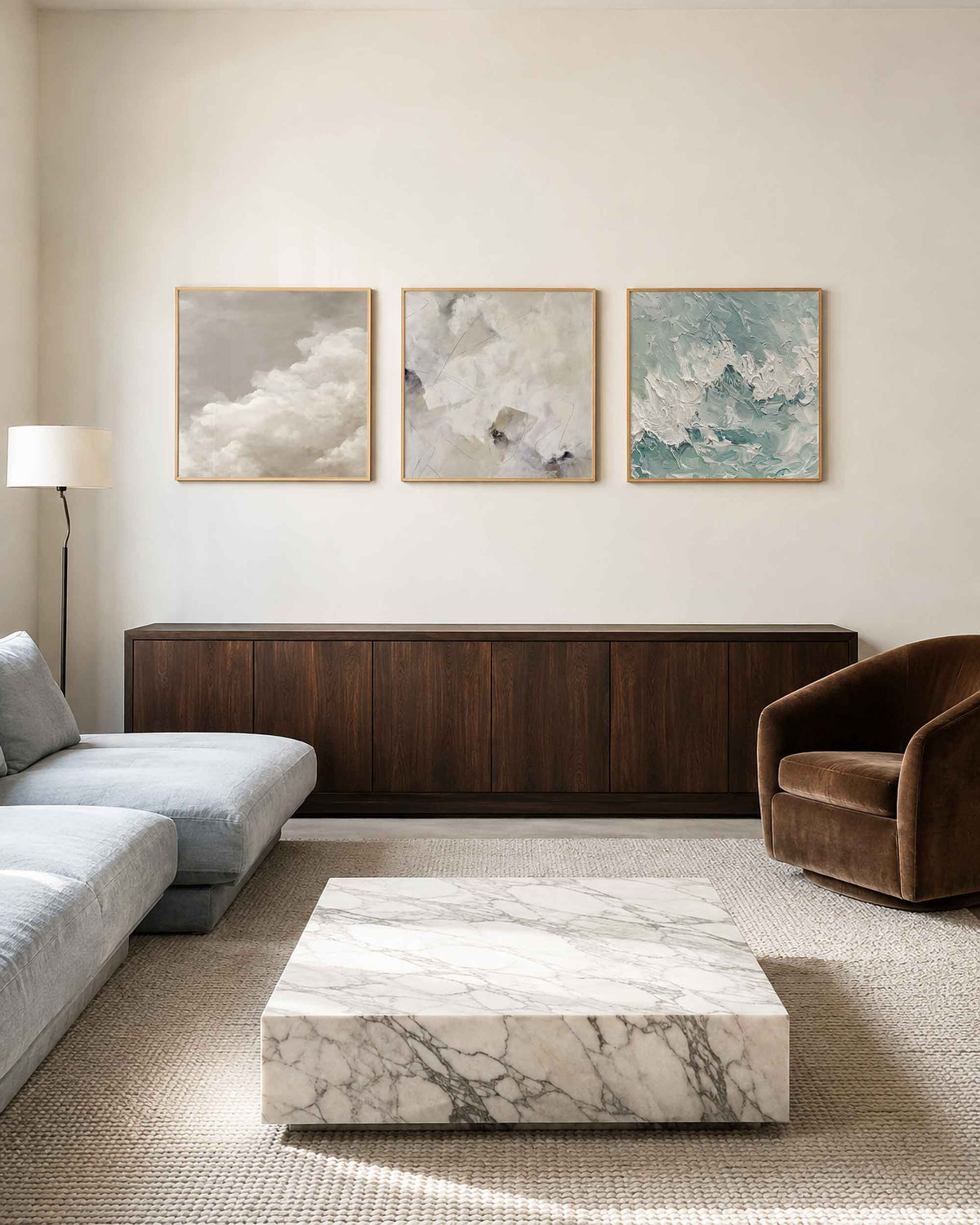 Interieurpresentatie van een driedelige vierkante posterset met abstracte wolkenstructuren