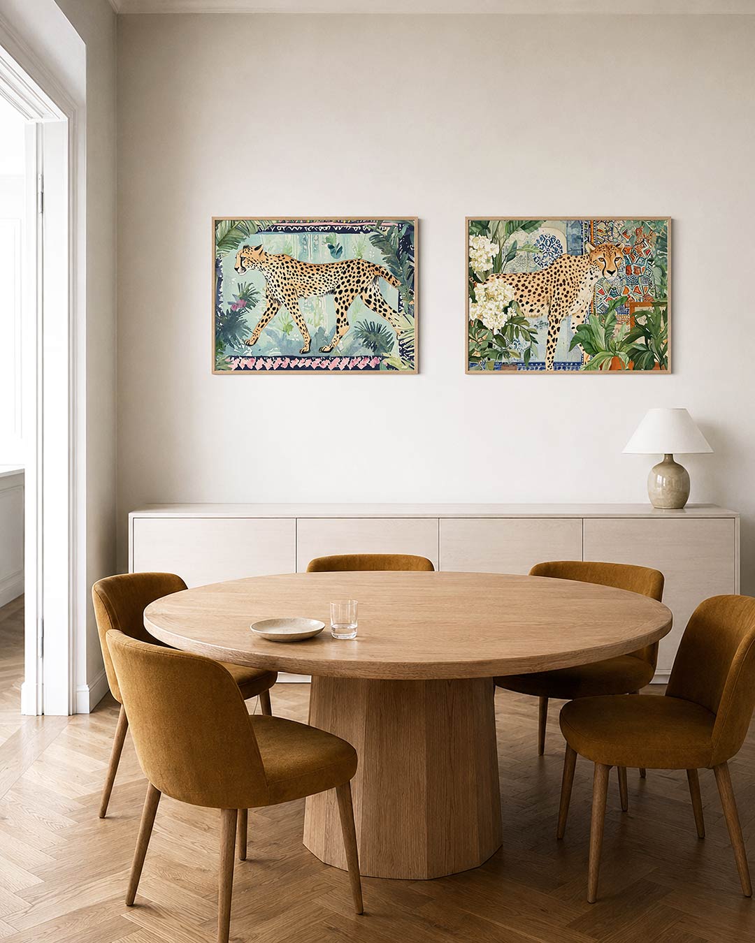 Tweedelige posterset met een sierlijke cheetah in een weelderig groen landschap, getoond in een interieur