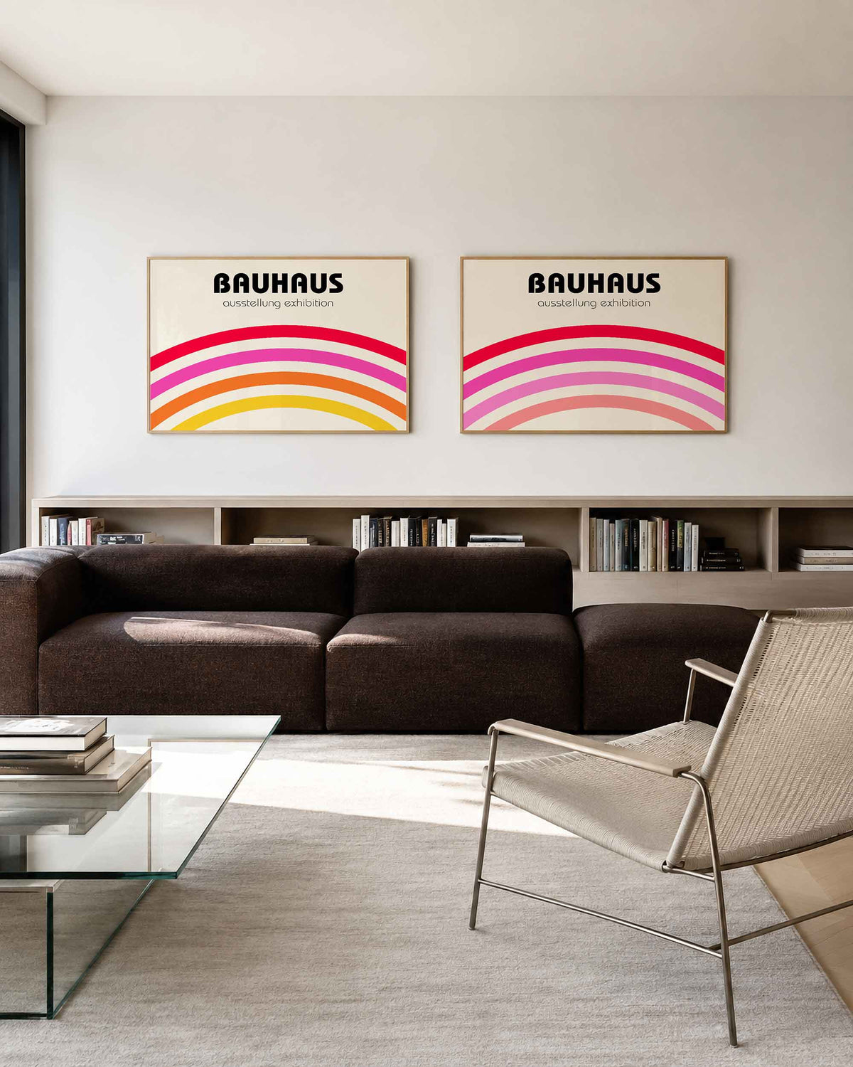 Interieurmockup van tweedelige landscape-posterset met kleurrijke regenboogbogen