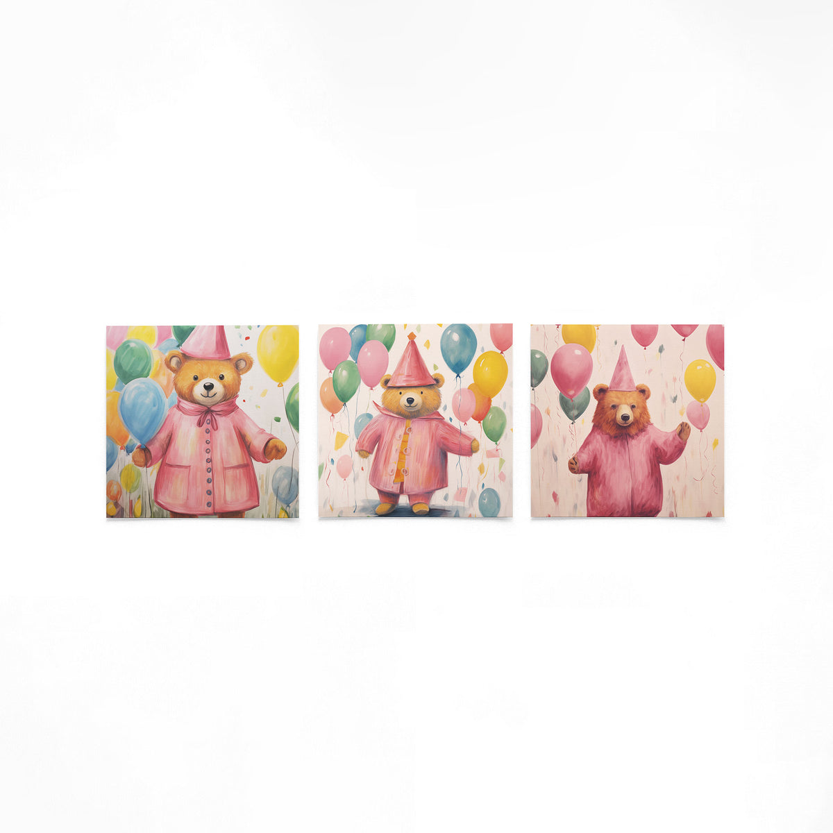 Drie vierkante posters met feestelijke beren op een gebroken witte achtergrond