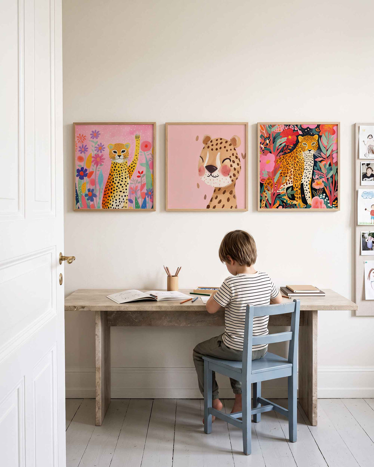 Interieurpresentatie van een driedelige vierkante posterset met gevlekte luipaarden