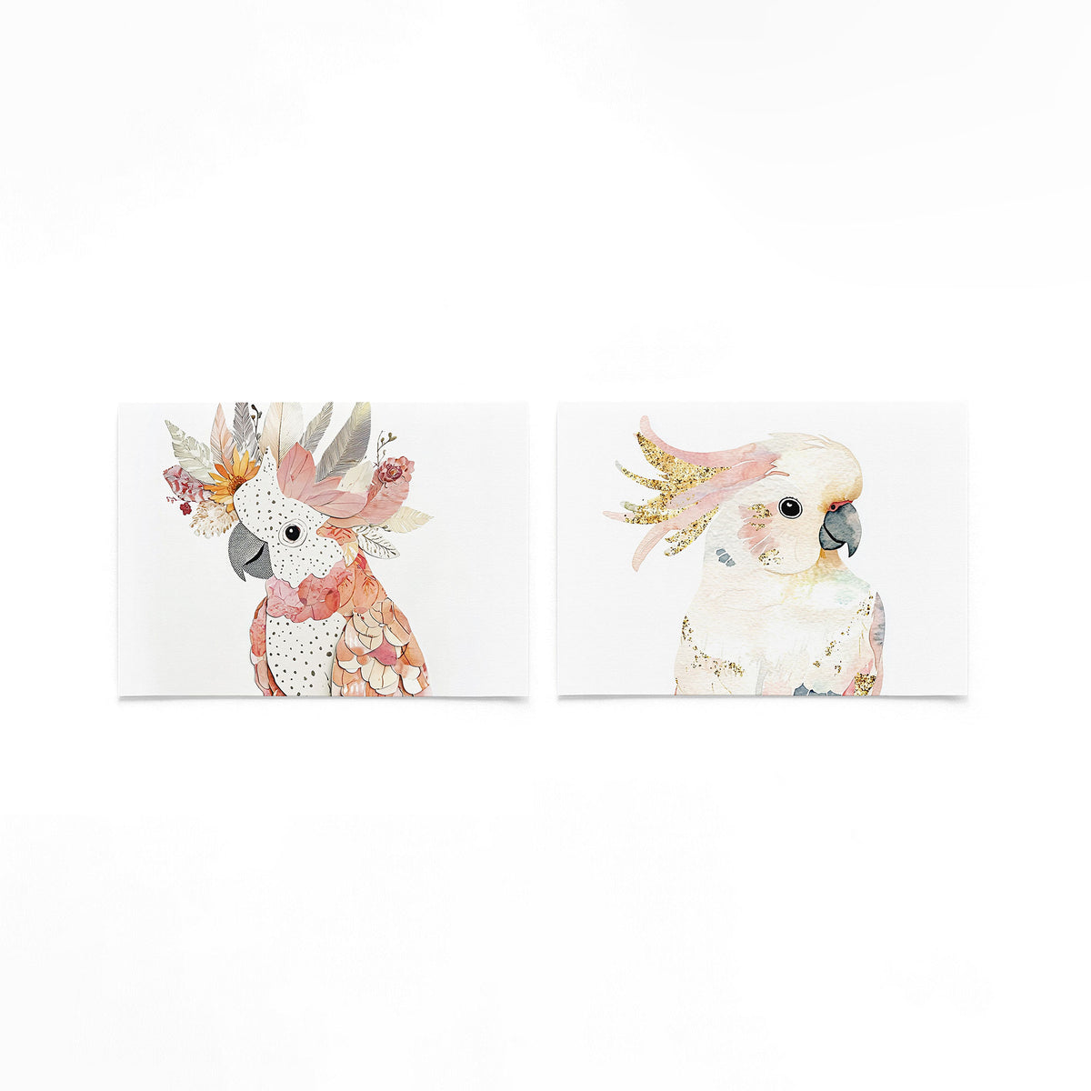 Twee liggende posters met een kleurrijke vogel met een kroon van bladeren en bloemen op een gebroken witte achtergrond