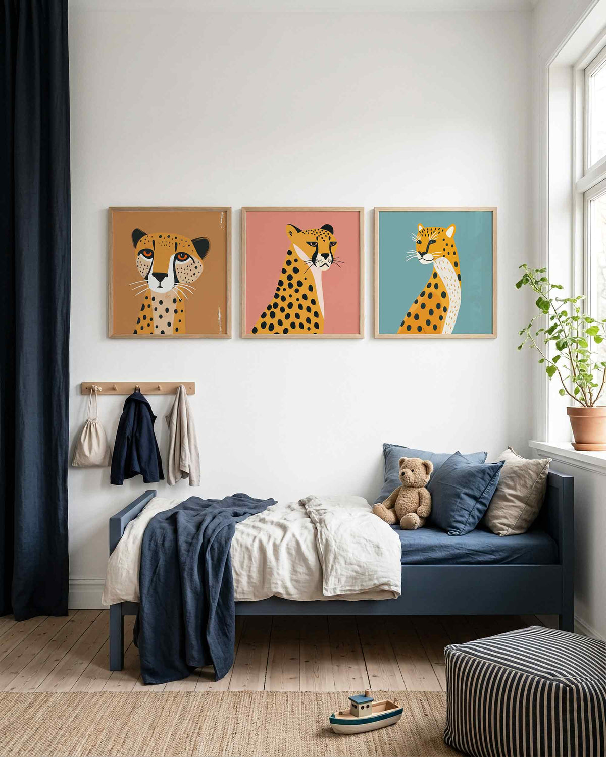 Interieurpresentatie van een driedelige vierkante posterset met gevlekte katachtigen