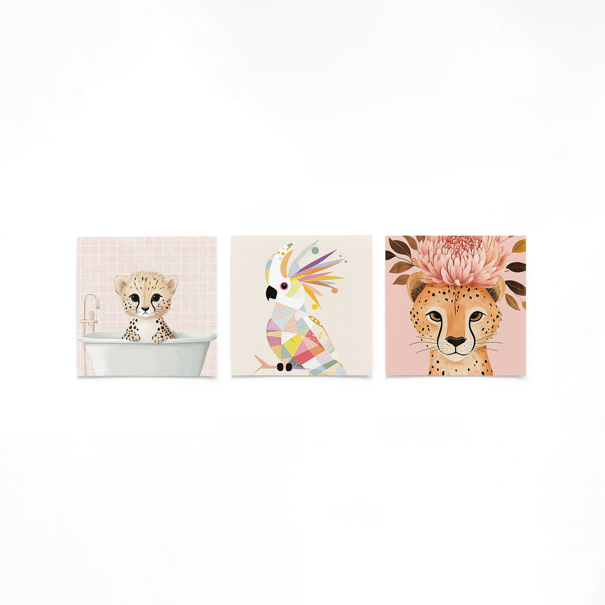Drie vierkante posters met jonge dieren op een gebroken witte achtergrond