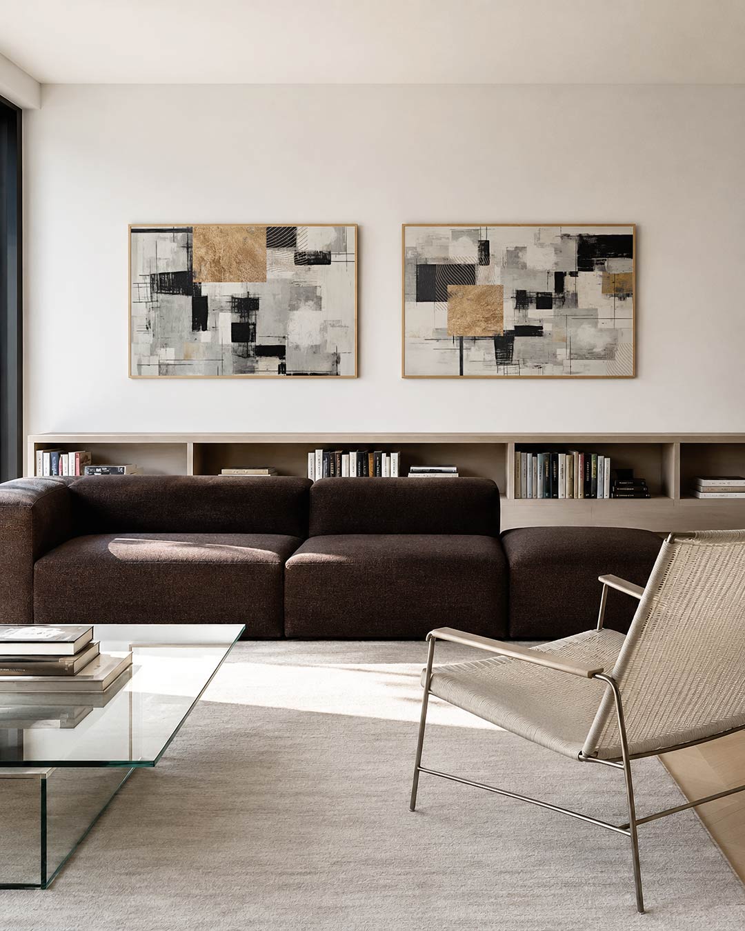 Tweedelige posterset met zwarte en grijze kleurvlakken met een gouden accent, getoond in een interieur