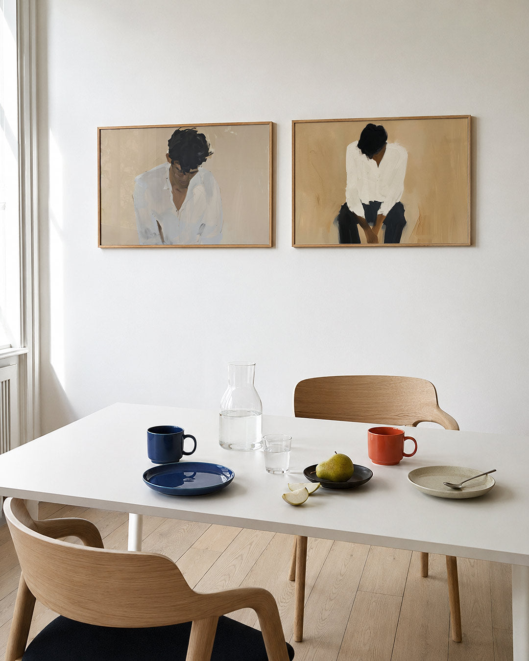 Tweedelige posterset met een fijne compositie met zachte, vloeiende penseelstreken, getoond in een interieur