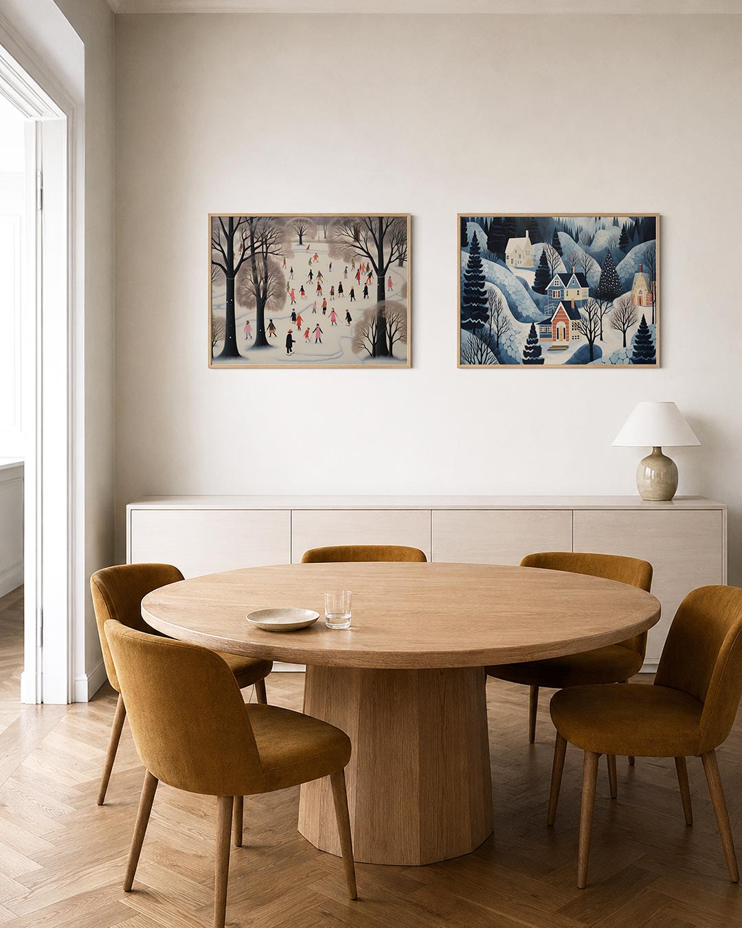 Interieurpresentatie van twee posters met in deze posterset zie je een serene winterse scène met mensen