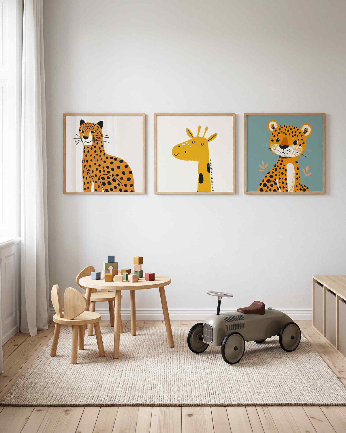 Interieurpresentatie van een driedelige vierkante posterset met gele dieren