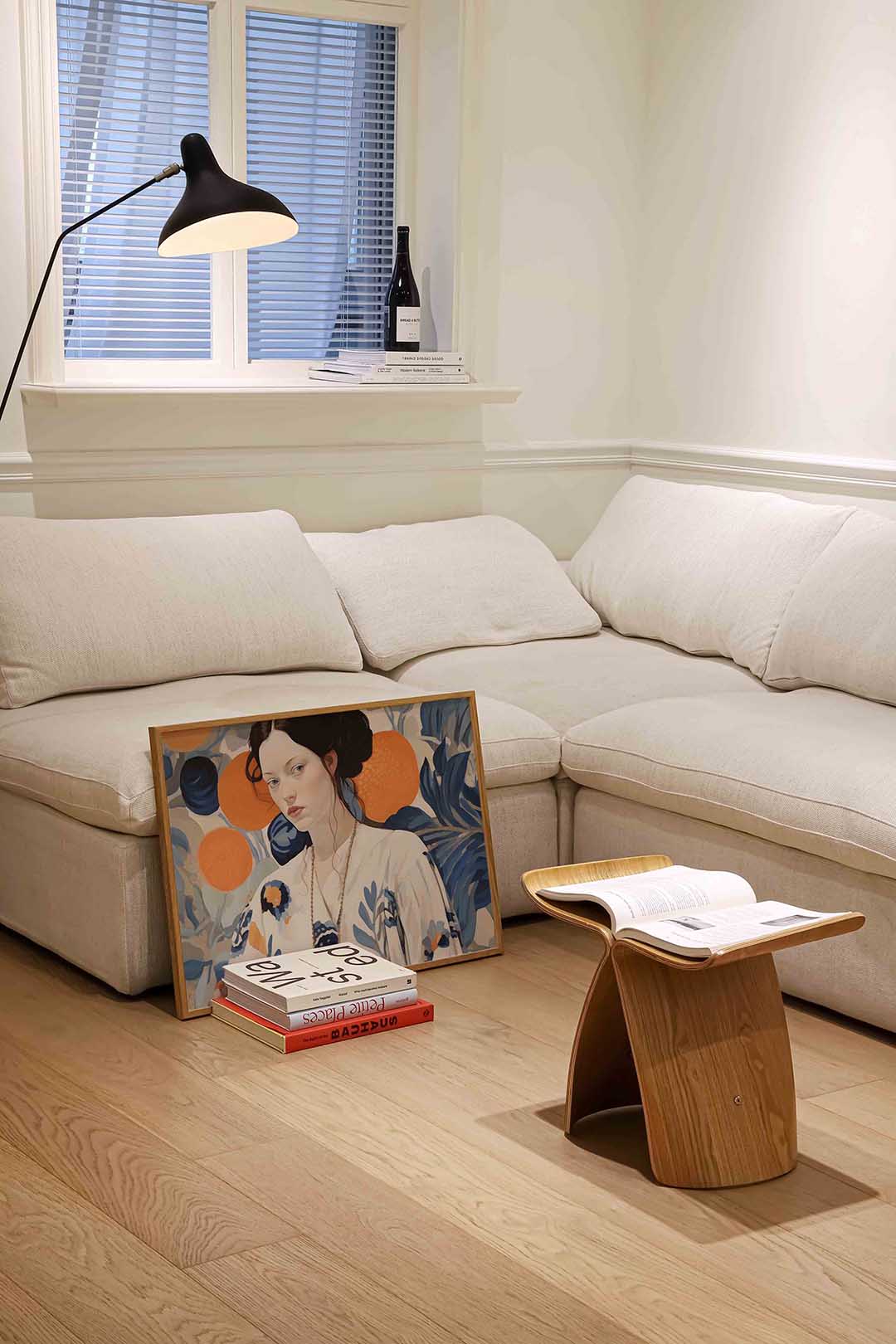 Vrouw met oranje en blauwe accenten Poster