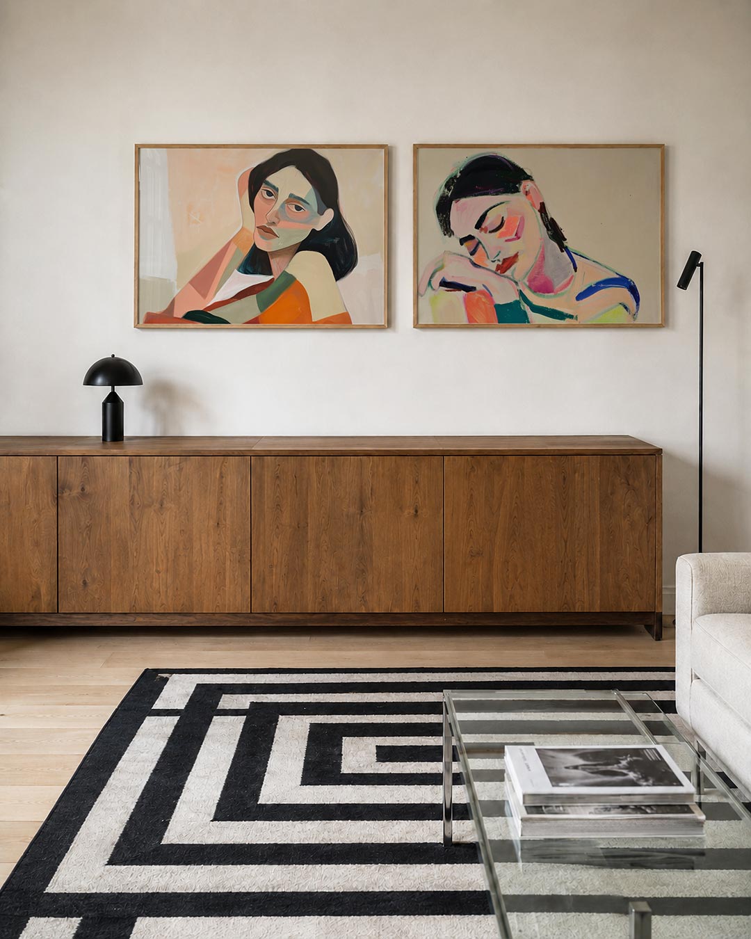 Tweedelige posterset met een portret met zachte pasteltinten en gedurfde vlakken, getoond in een interieur