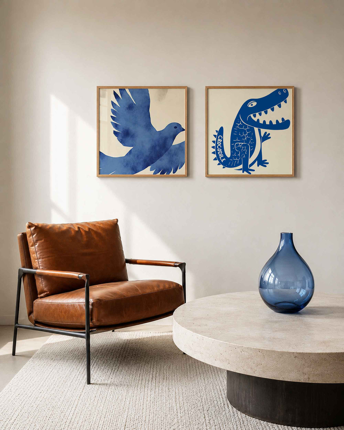 Interieurpresentatie van een tweedelige vierkante posterset met blauwe duif en krokodil