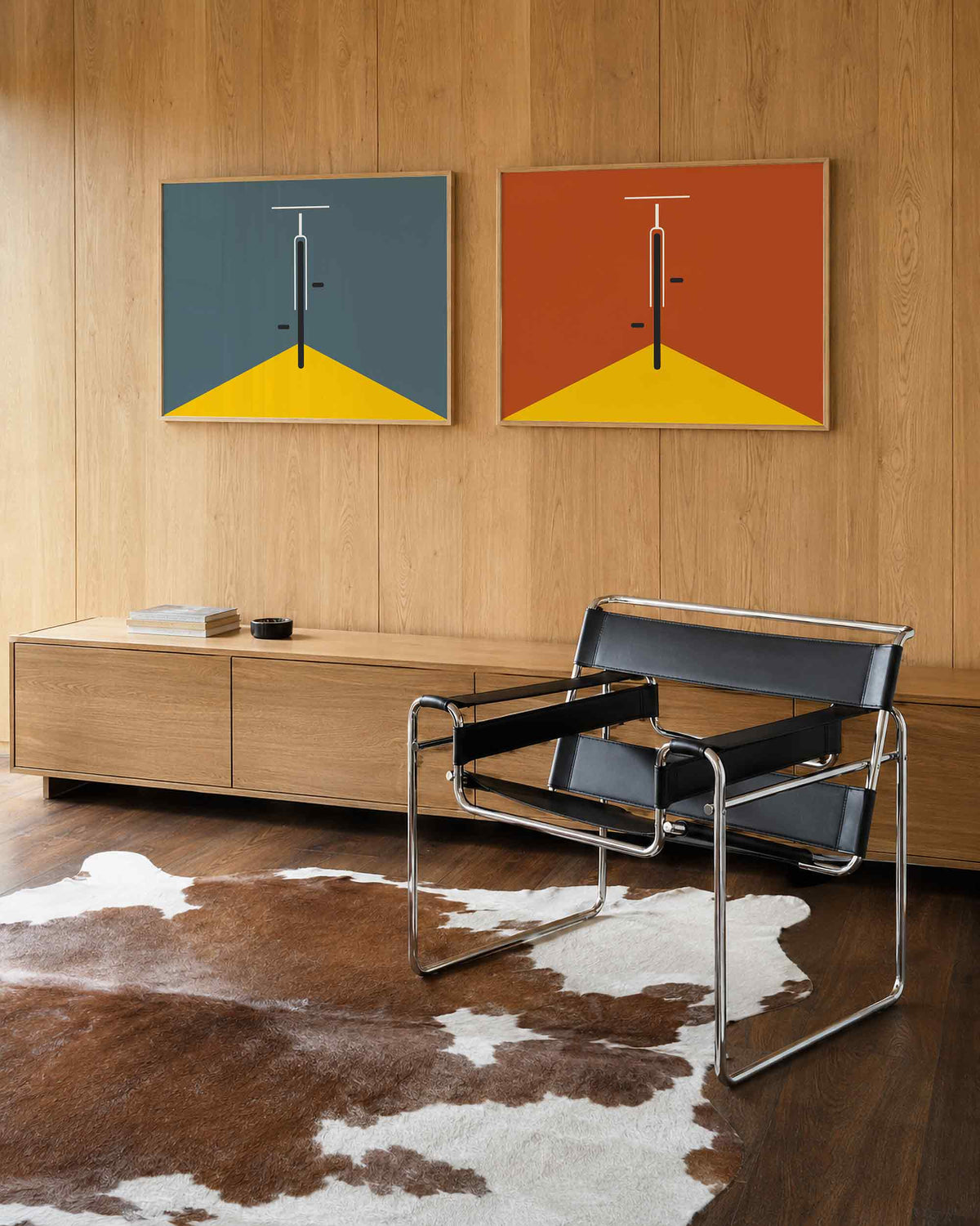 Interieurmockup van tweedelige landscape-posterset met grafische deur in twee kleuren