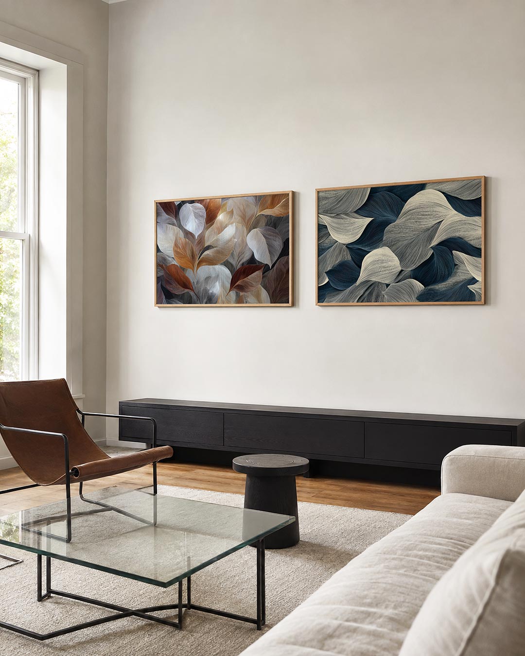 Tweedelige posterset met bladeren in warme tinten, getoond in een interieur