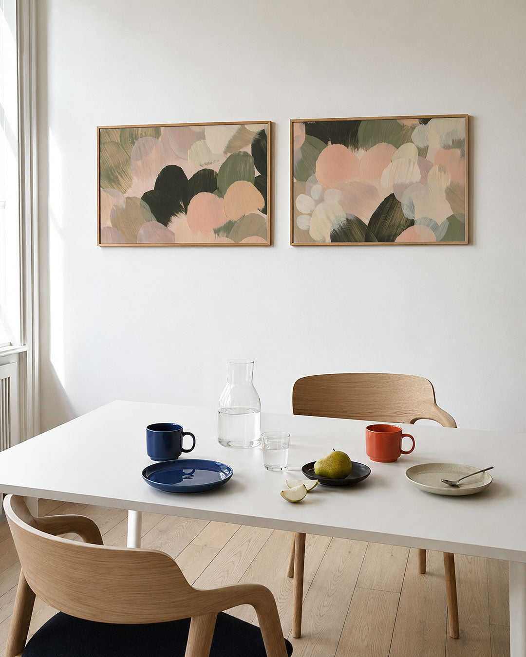 Tweedelige posterset met ronde kleurvlakken in zachte tinten, getoond in een interieur