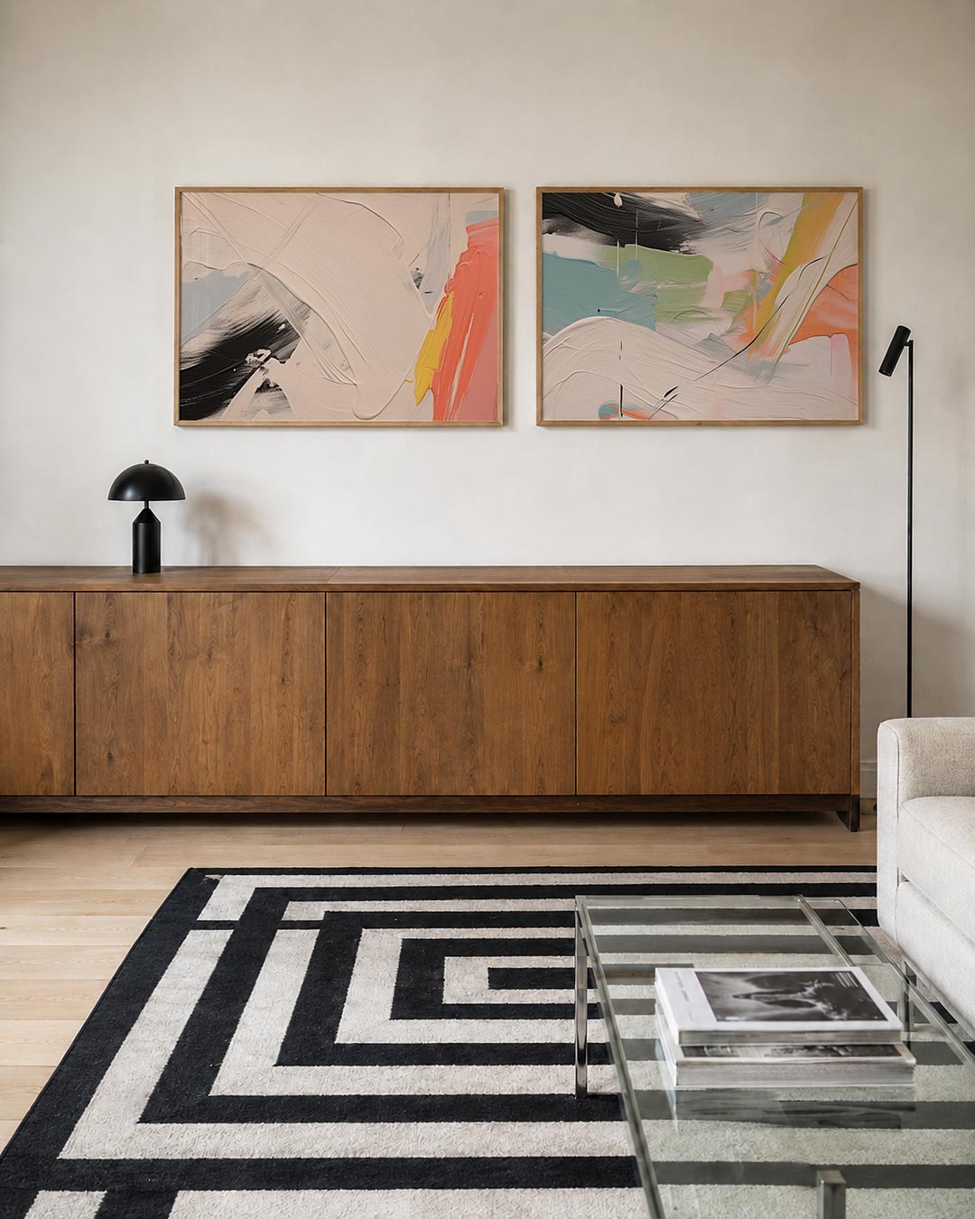 Tweedelige posterset met vloeiende kleurvlakken, getoond in een interieur