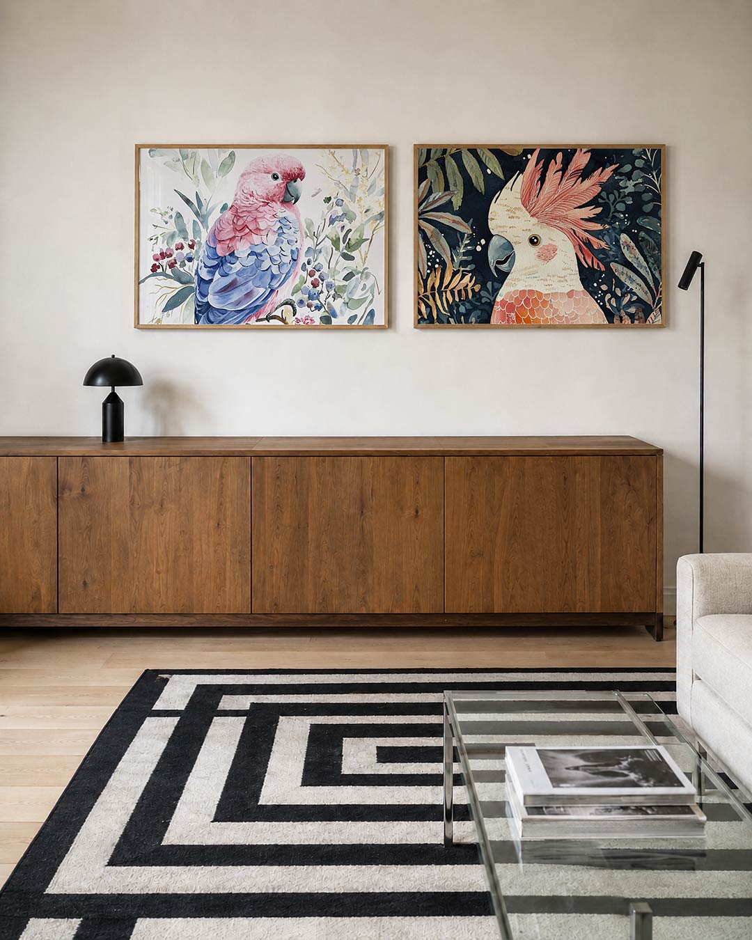 Twee liggende posters met een kleurrijke vogel met roze en blauwe veren, aan de muur in een interieur