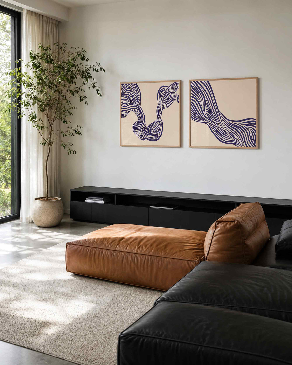 Interieurpresentatie van een tweedelige vierkante posterset met gestreepte organische vormen