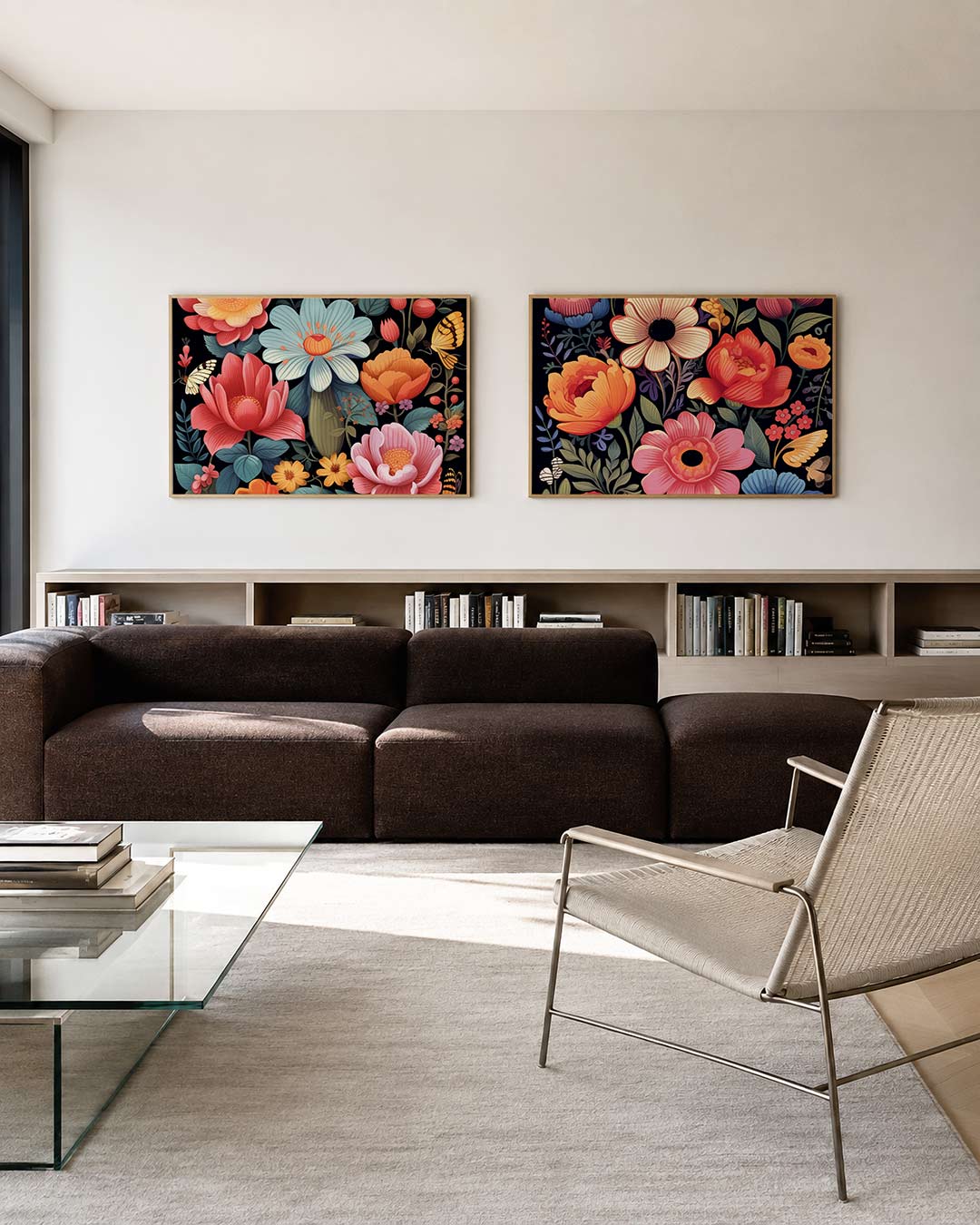 Tweedelige posterset met grote bloemen in rood, getoond in een interieur
