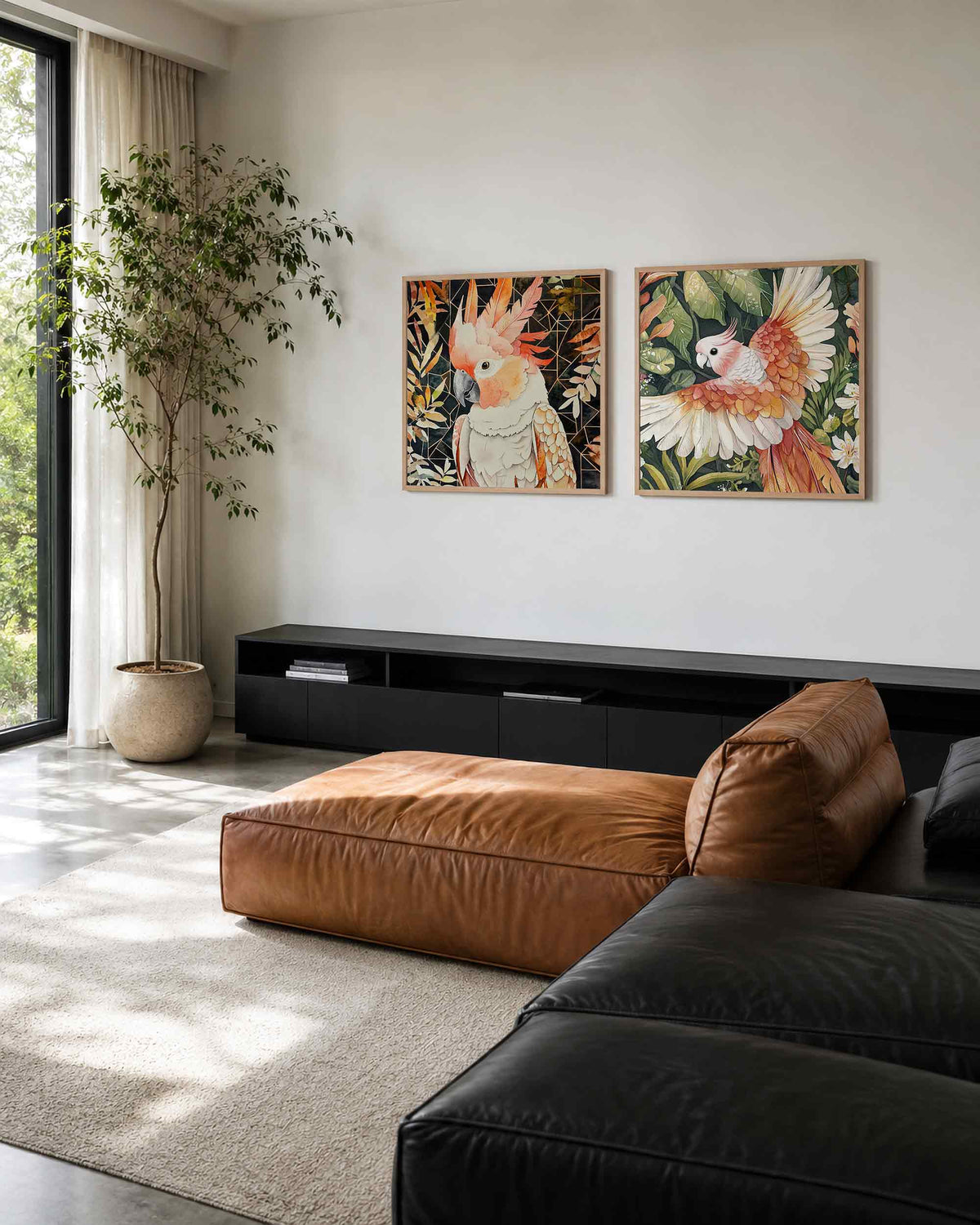 Interieurpresentatie van een tweedelige vierkante posterset met kaketoes in bladerdek