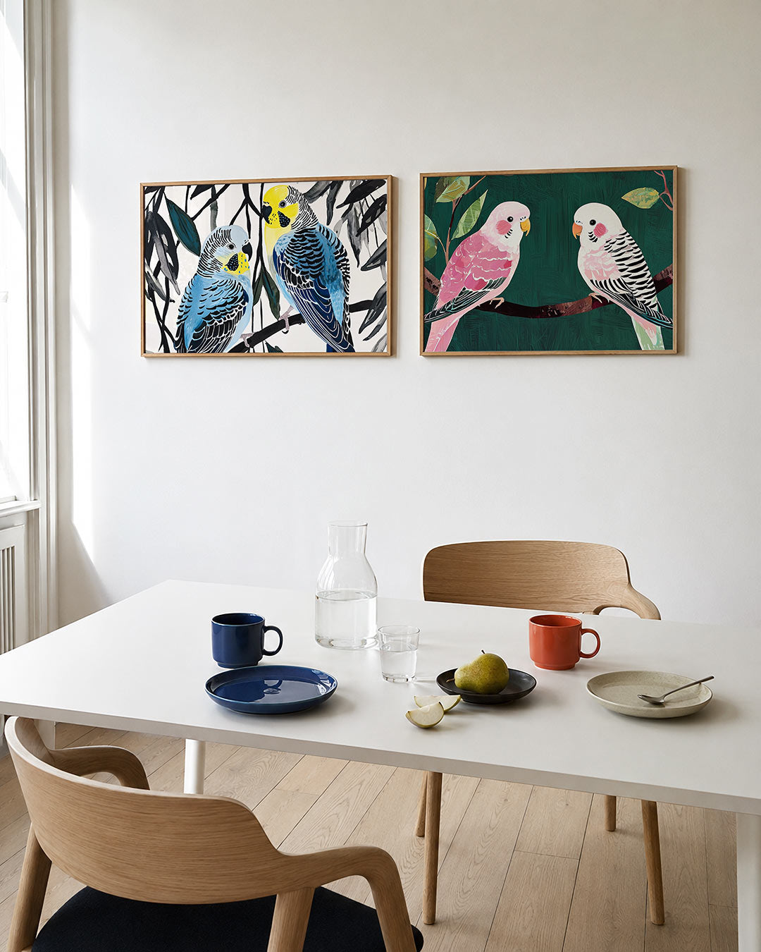 Tweedelige posterset met twee kleurrijke vogels met blauwe en gele tinten op een tak, getoond in een interieur