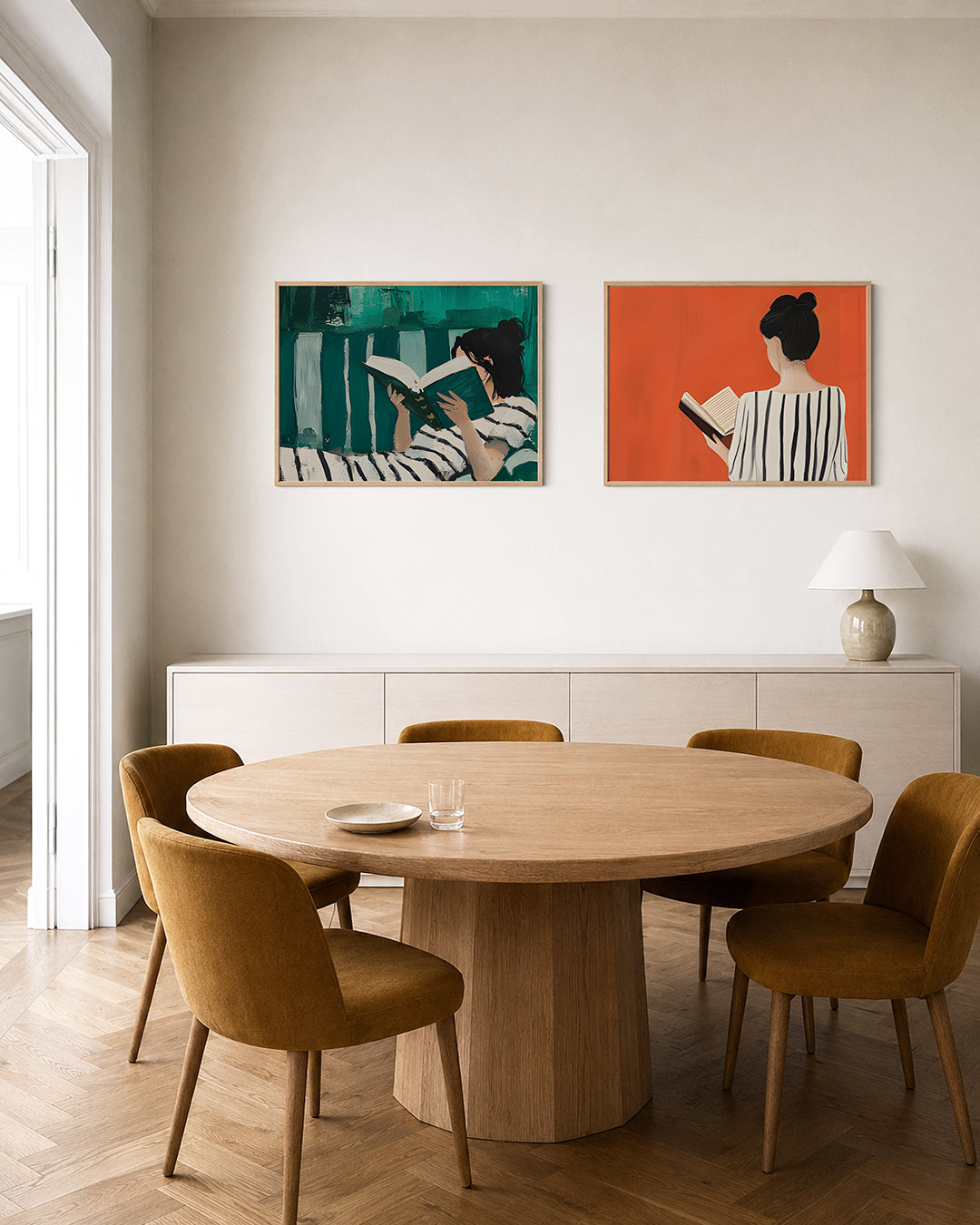 Tweedelige posterset met een vrouw met een boek, omgeven door groene en witte kleurvlakken, getoond in een interieur