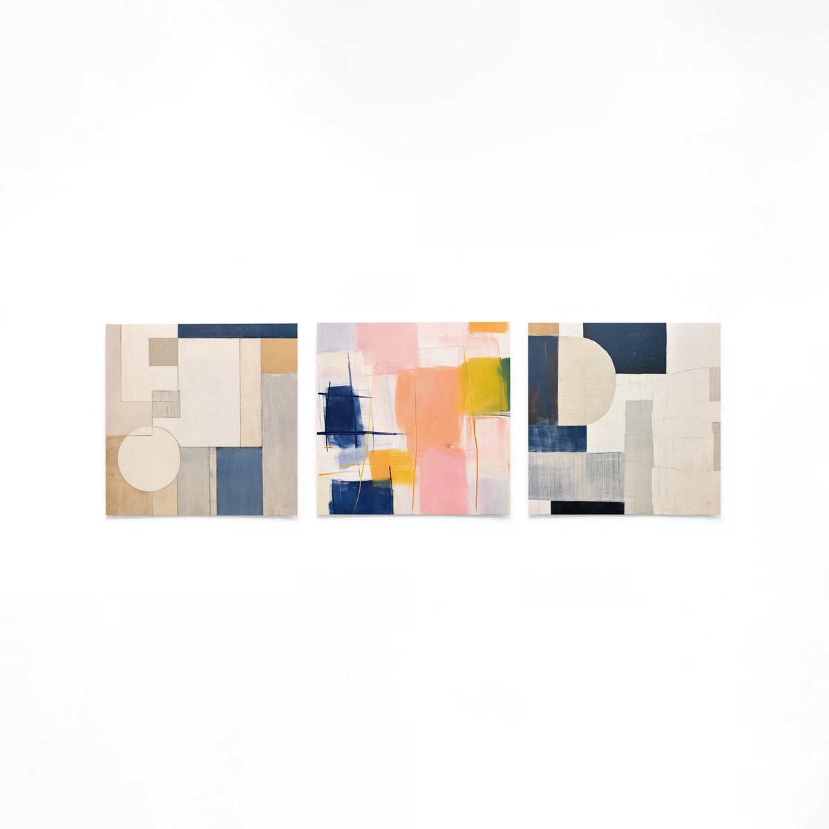 Drie vierkante posters met abstracte vormen op een gebroken witte achtergrond