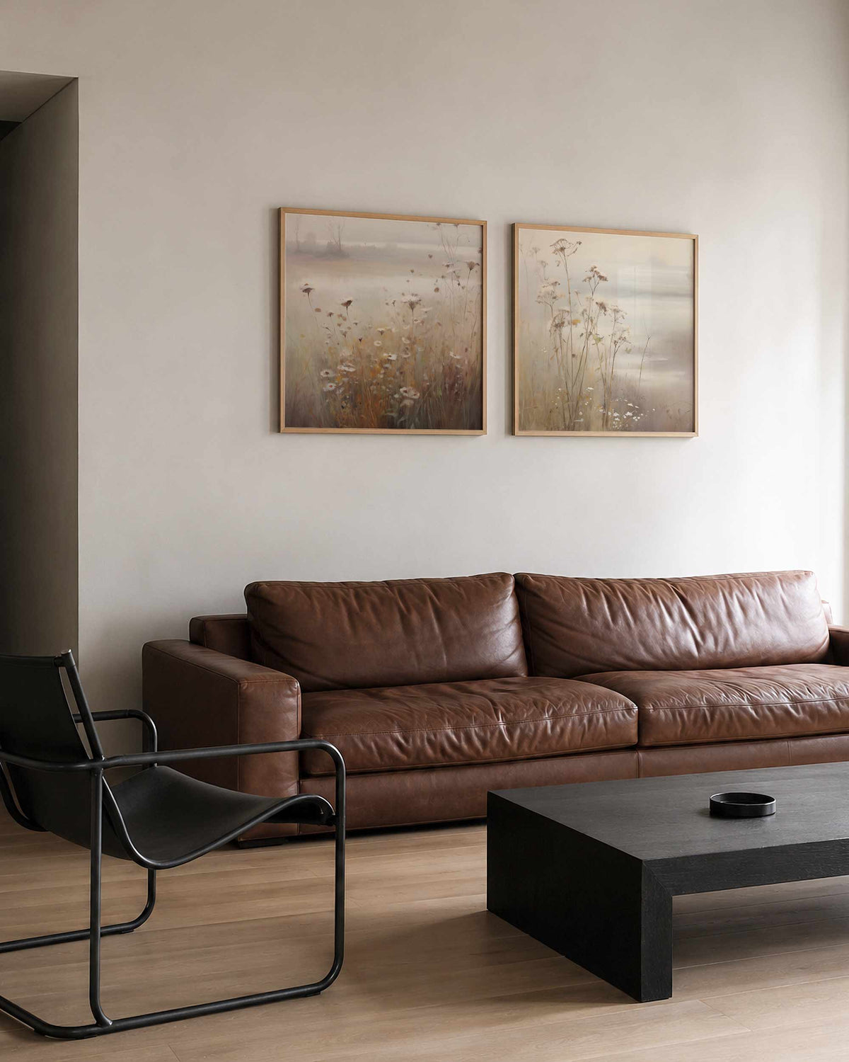 Interieurpresentatie van een tweedelige vierkante posterset met wilde bloemen