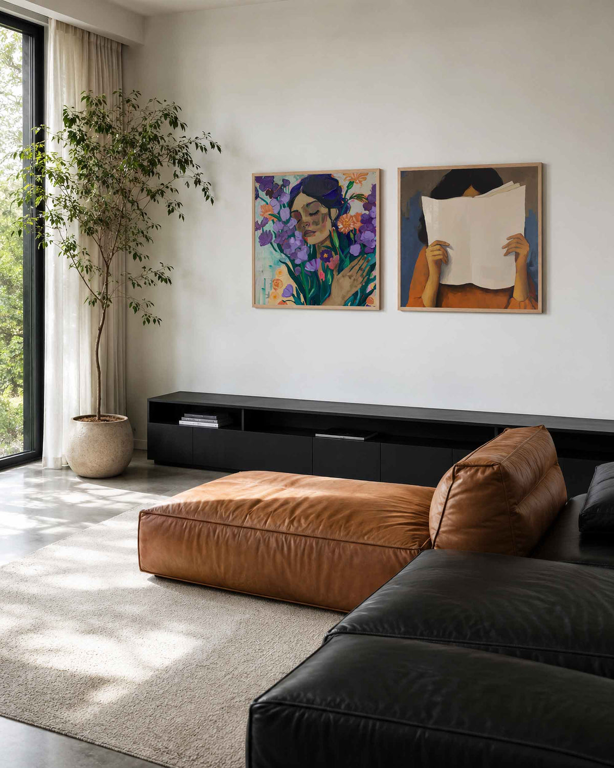 Interieurpresentatie van een tweedelige vierkante posterset met bloemenportret en lezende vrouw