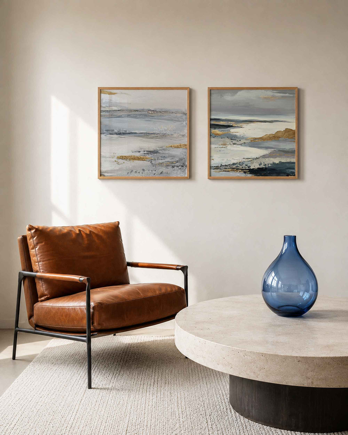 Interieurpresentatie van een tweedelige vierkante posterset met goudgrijze landschappen