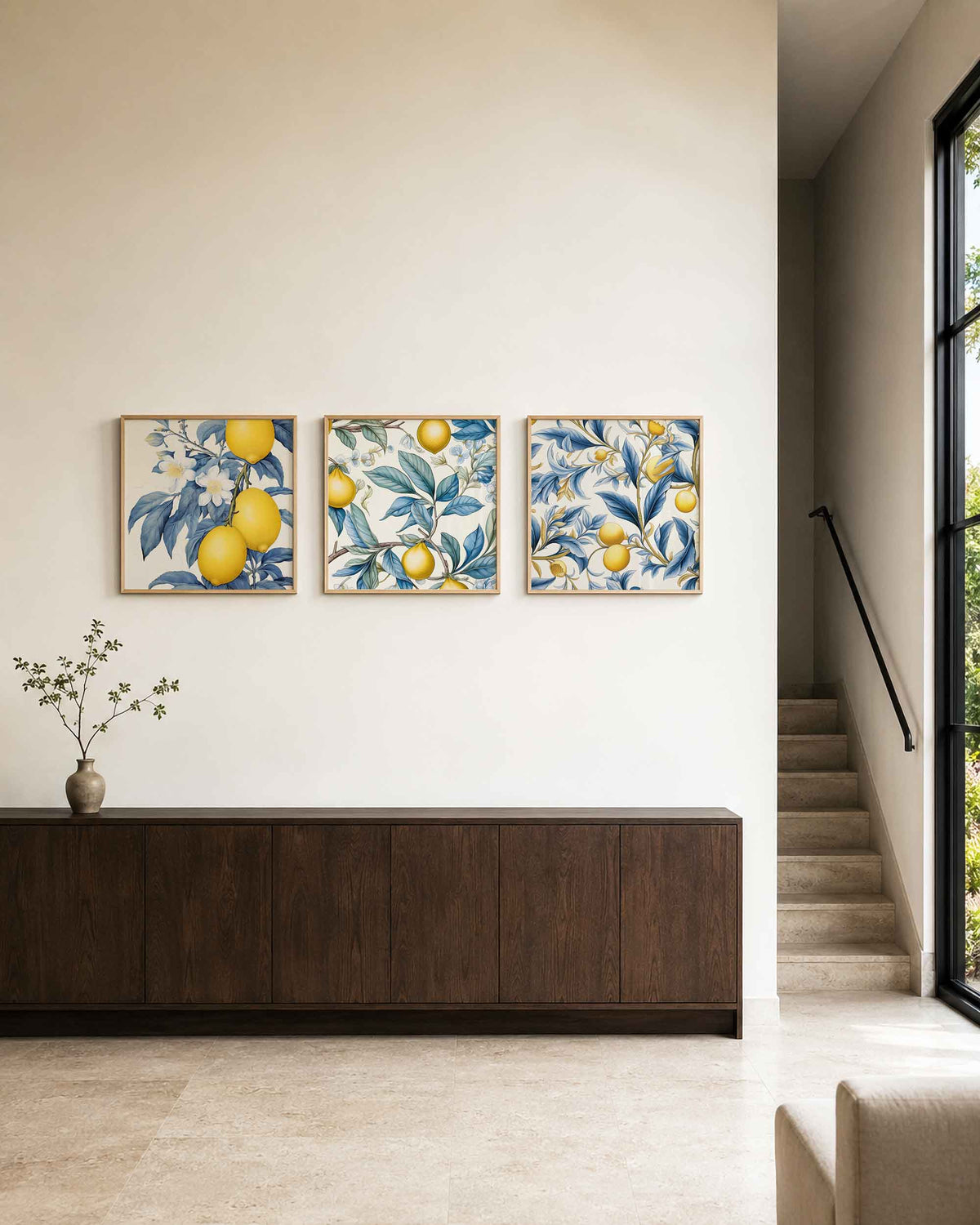 Interieurpresentatie van een driedelige vierkante posterset met citroenbloesem en bladeren