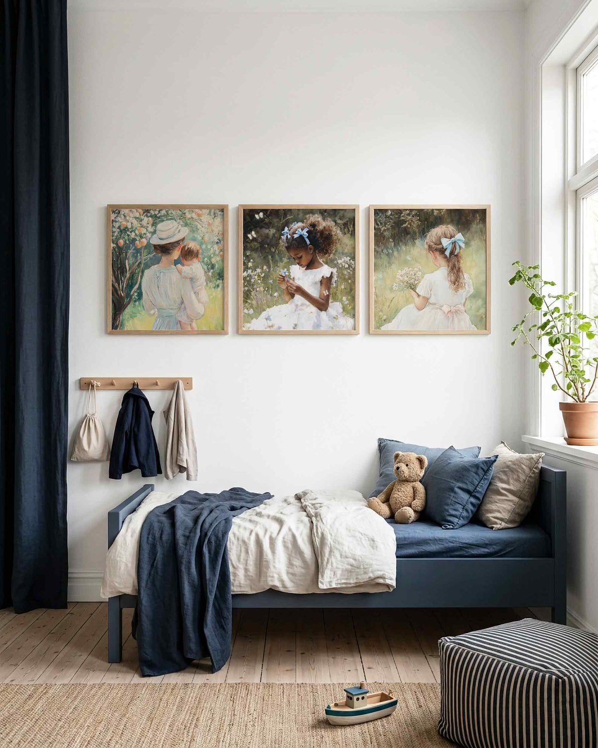 Interieurpresentatie van een driedelige vierkante posterset met meisjes in de bloementuin
