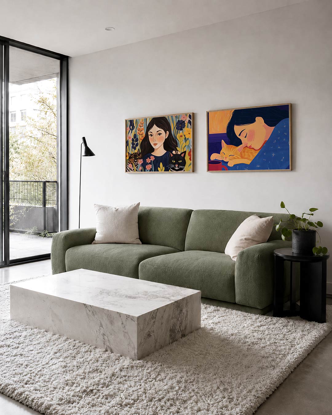 Twee liggende posters met een vrouw omringd door kleurrijke bloemen en twee katten, aan de muur in een interieur