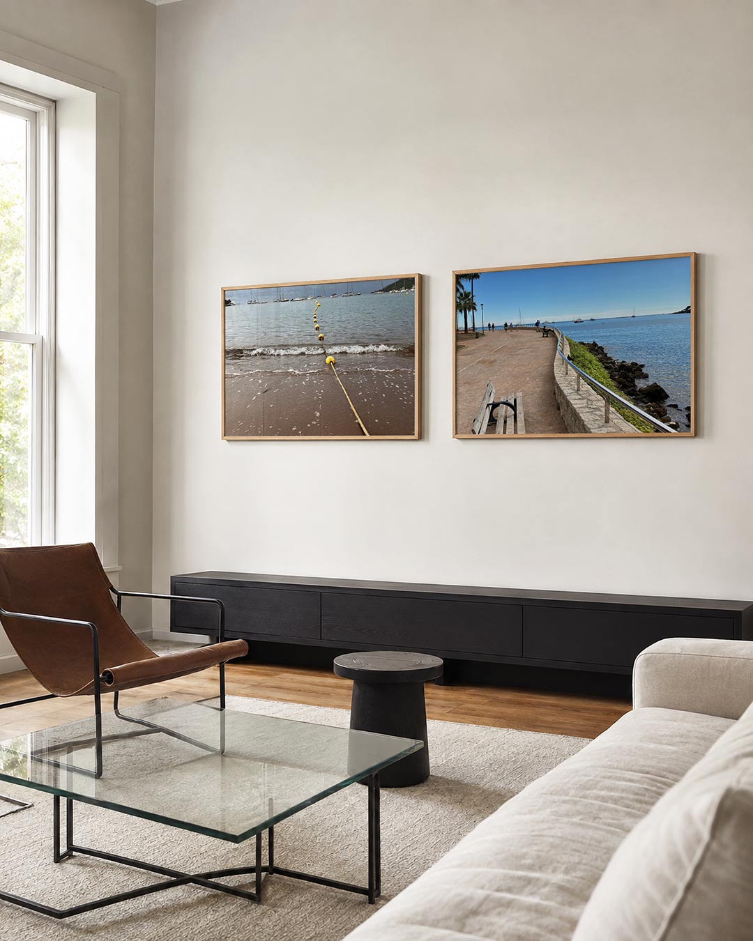 Interieur met liggend fotografisch tweeluik kustlijn en gele boeien – Gerald Emming