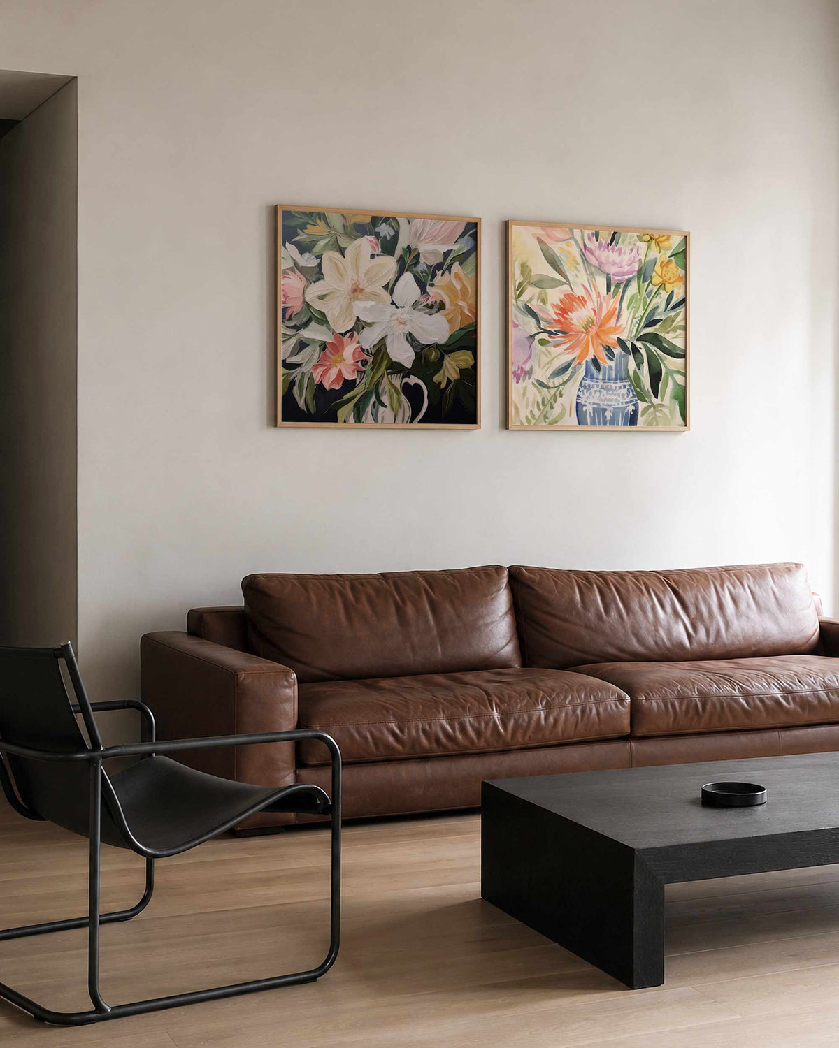 Interieurpresentatie van een tweedelige vierkante posterset met bloemen en vaas