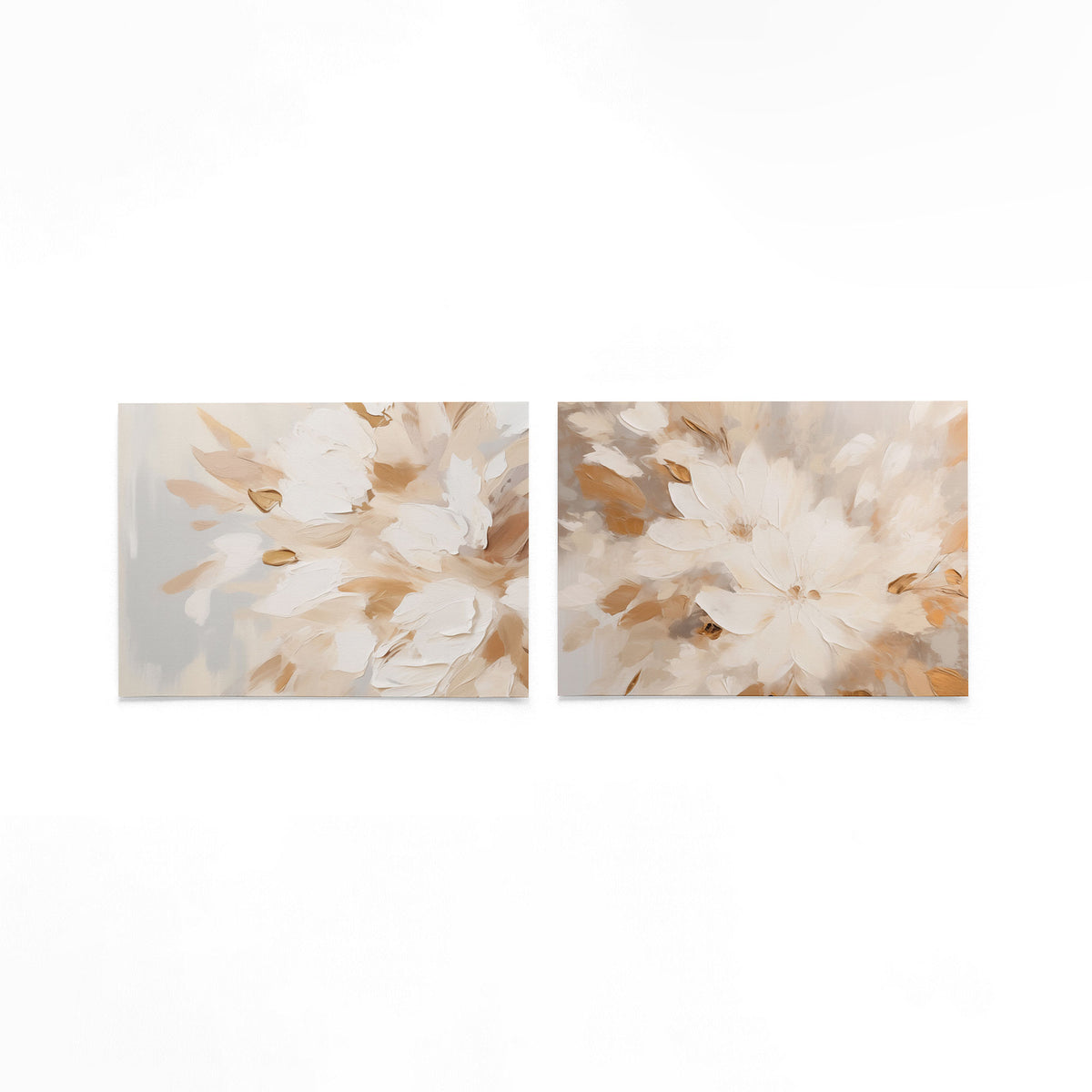 Twee liggende posters met vloeiende vormen in zachte beige en witte tinten op een gebroken witte achtergrond