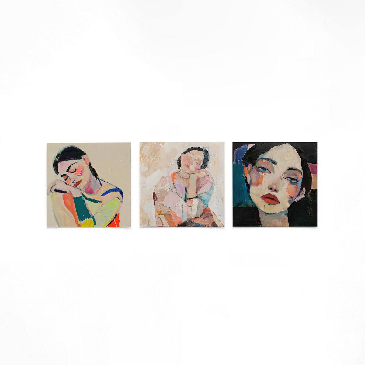Drie vierkante posters met expressieve portretten op een gebroken witte achtergrond