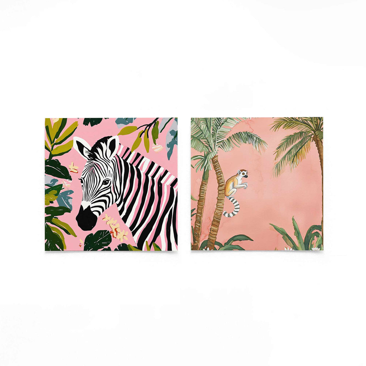 Twee vierkante posters met zebra en maki op een gebroken witte achtergrond