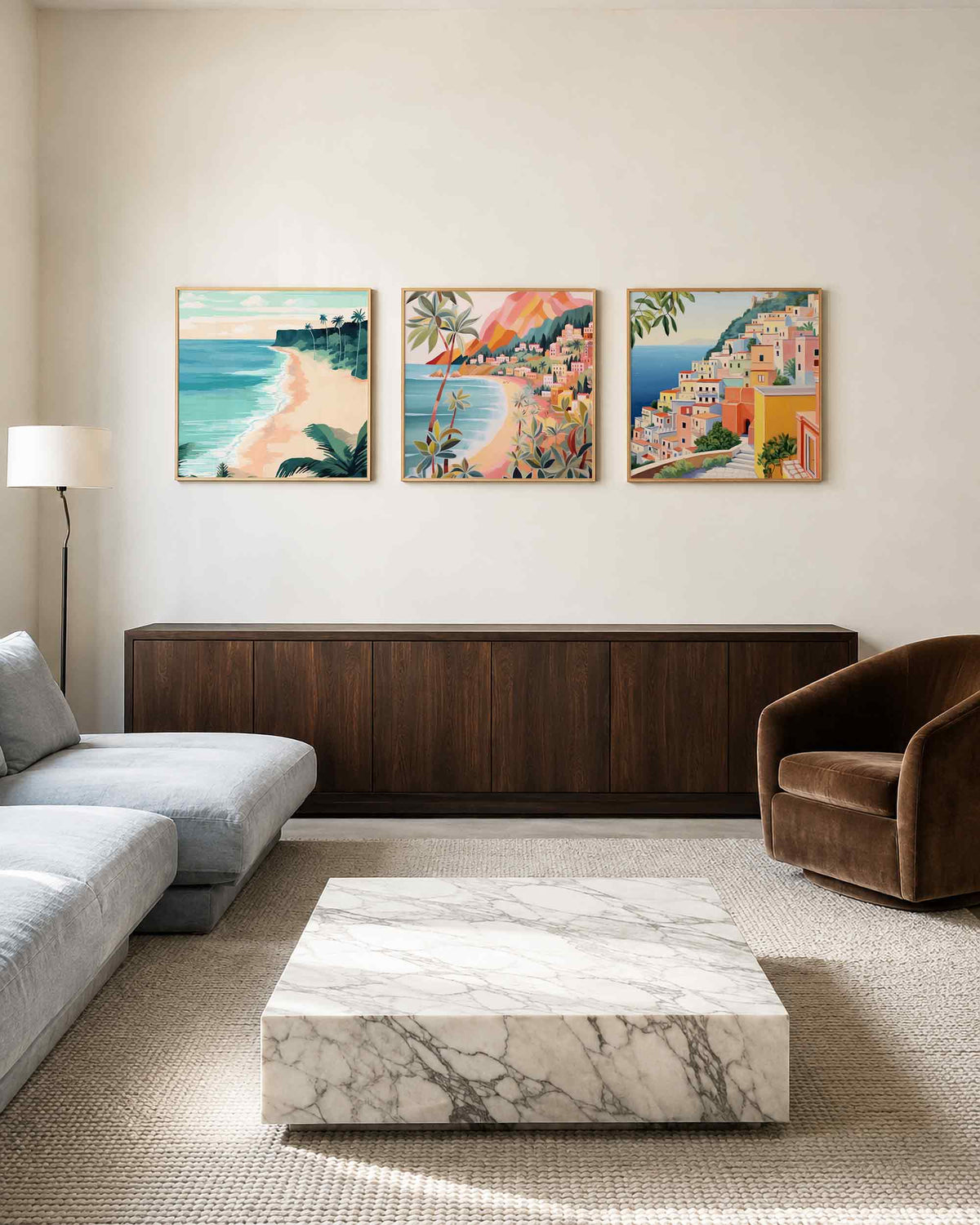 Interieurpresentatie van een driedelige vierkante posterset met kustdorpen en strand