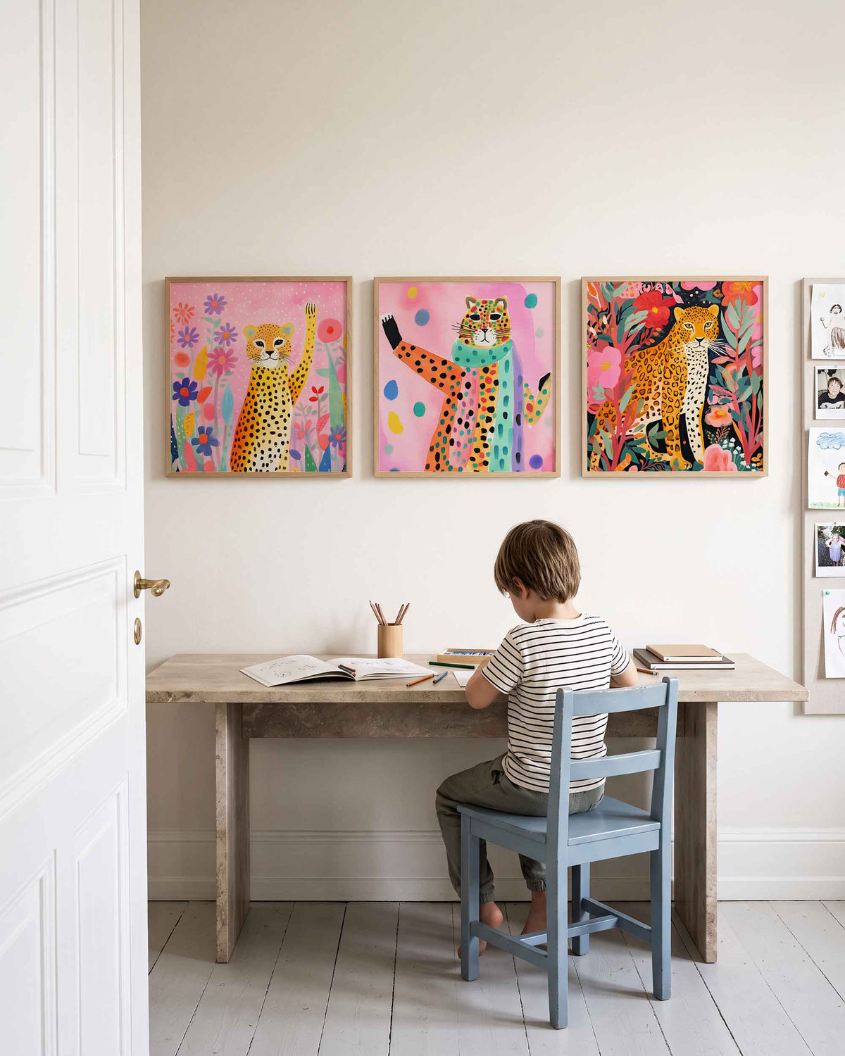 Interieurpresentatie van een driedelige vierkante posterset met gevlekte luipaarden
