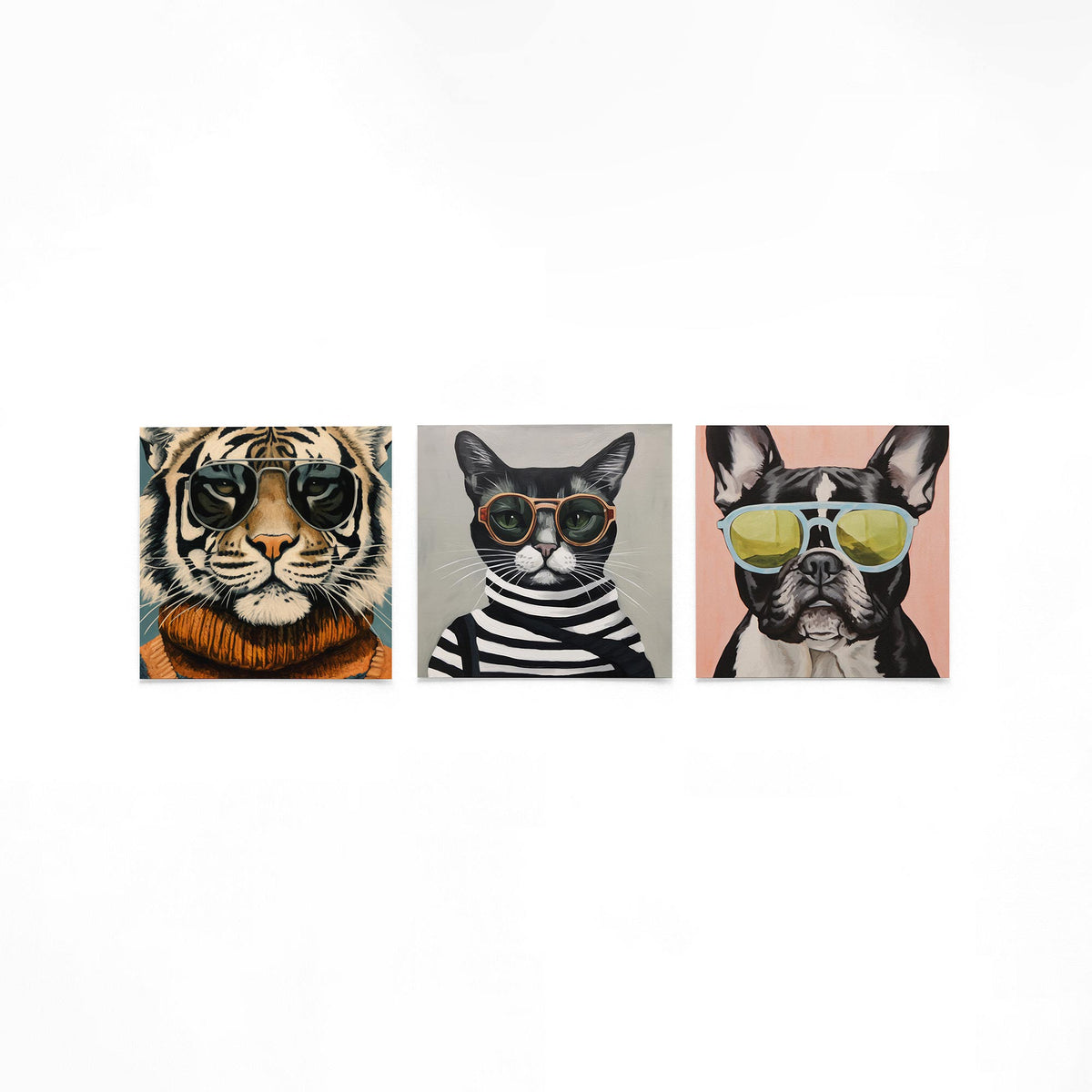Drie vierkante posters met dieren met zonnebrillen op een gebroken witte achtergrond