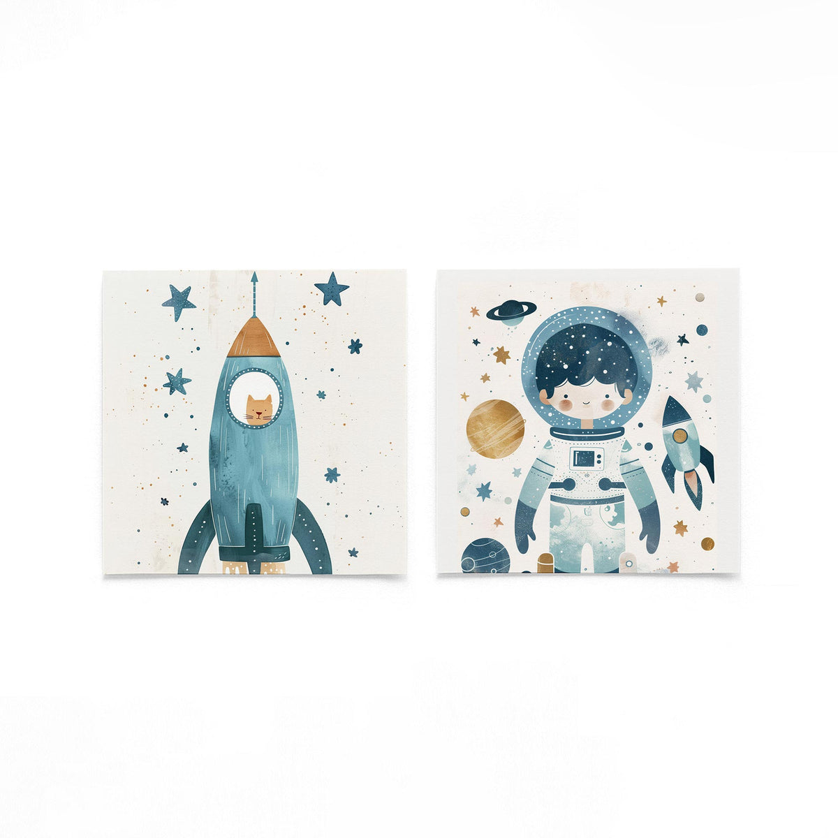 Twee vierkante posters met ruimtekat en astronaut op een gebroken witte achtergrond