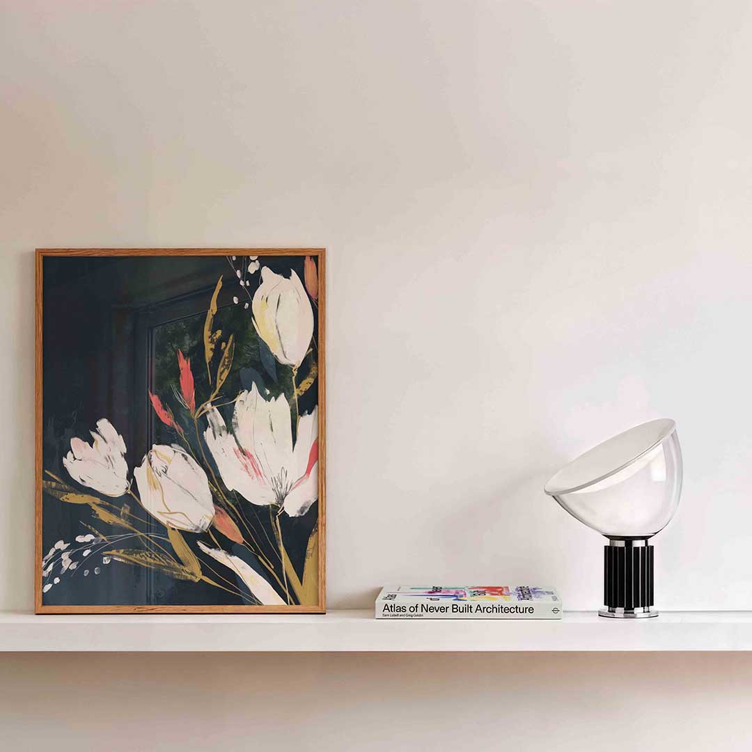 Witte bloemen op donkere achtergrond Poster