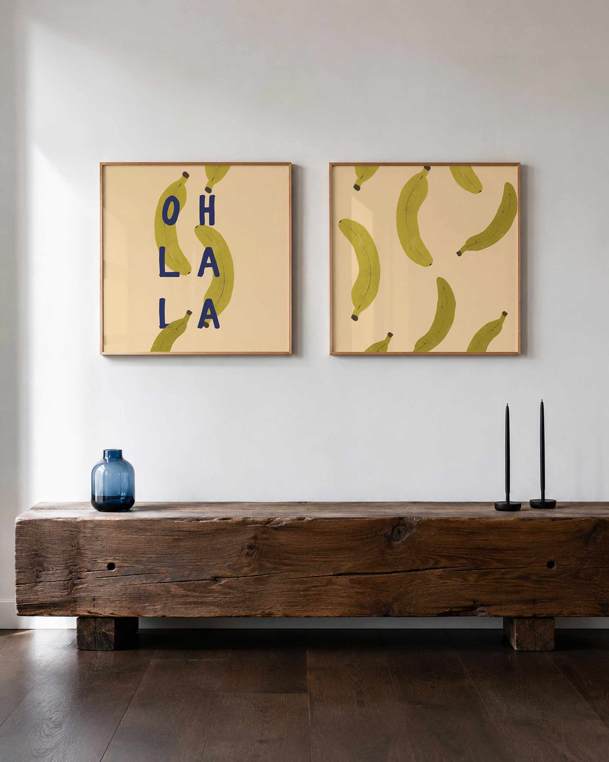 Interieurpresentatie van een tweedelige vierkante posterset met bananen en ohlala