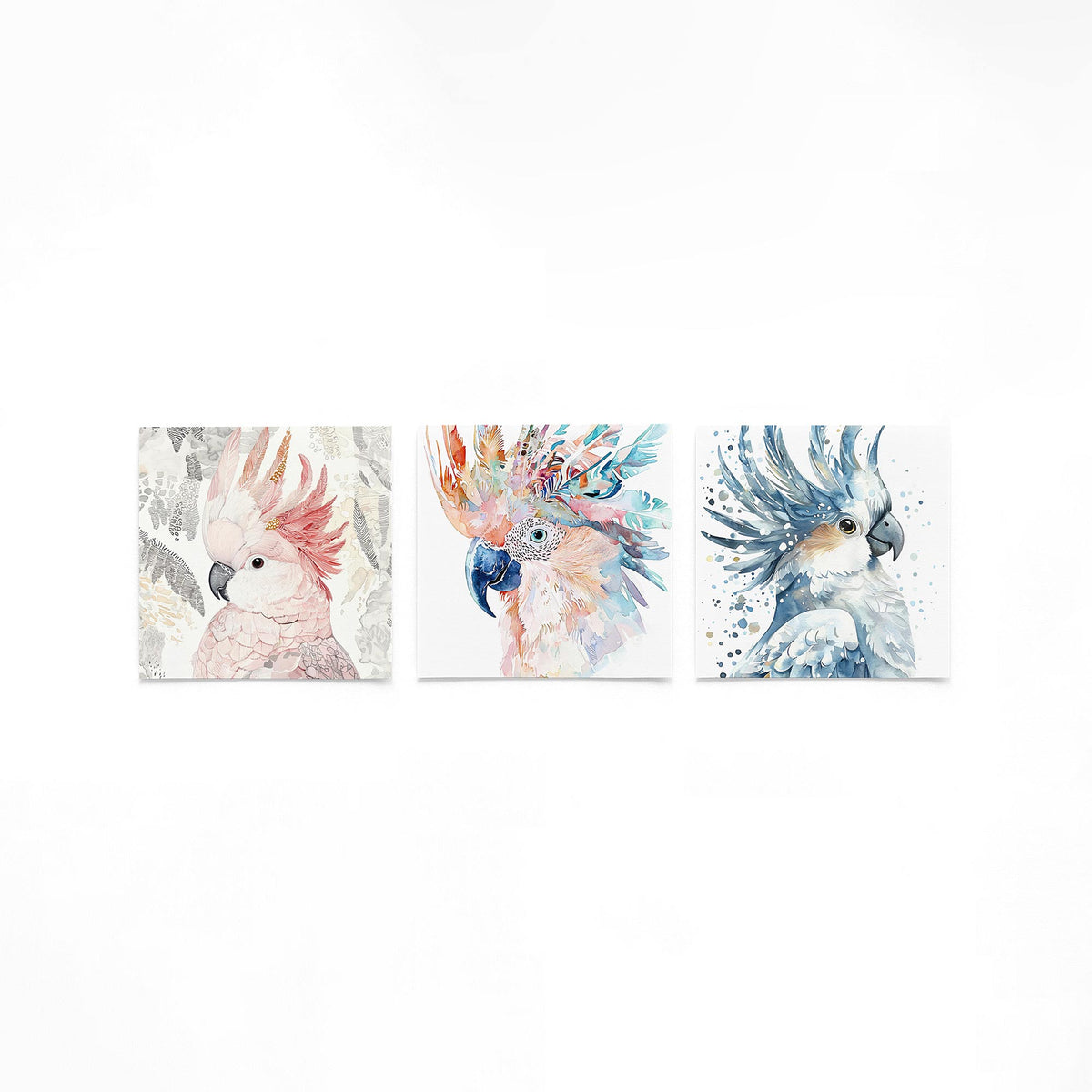 Drie vierkante posters met kleurrijke papegaaien op een gebroken witte achtergrond