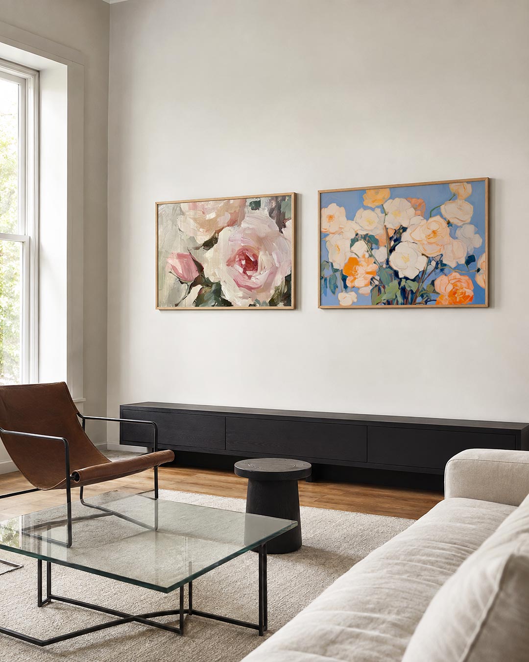 Twee liggende posters met zachte penseelstreken in roze en crèmekleuren, aan de muur in een interieur