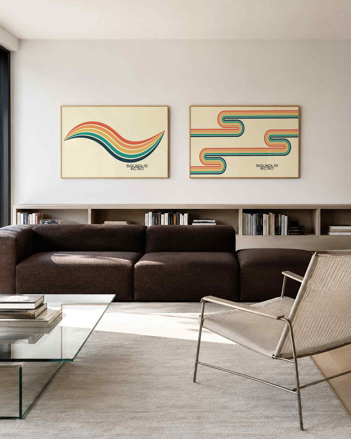 Interieurmockup van tweedelige landscape-posterset met golvende en meanderende lijnen